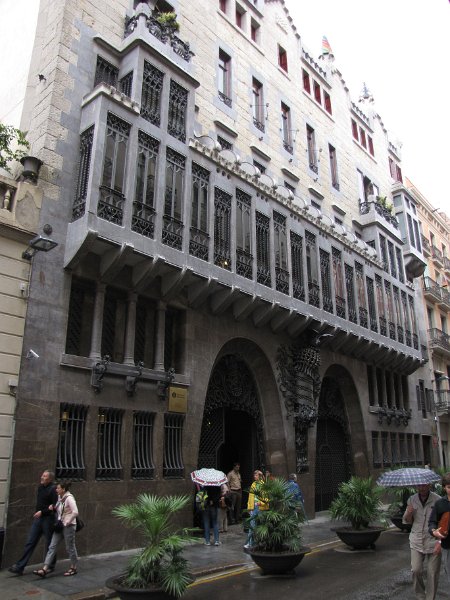 palau guell.jpg - Het Palau Güell. Een herenhuis dat door Gaudi voor de industrieel Eusebio de Güell werd gebouwd. Gaudi maakte 23 ontwerpen voor een voorgevel. Uiteindelijk werd voor de meest symmetrische gekozen.